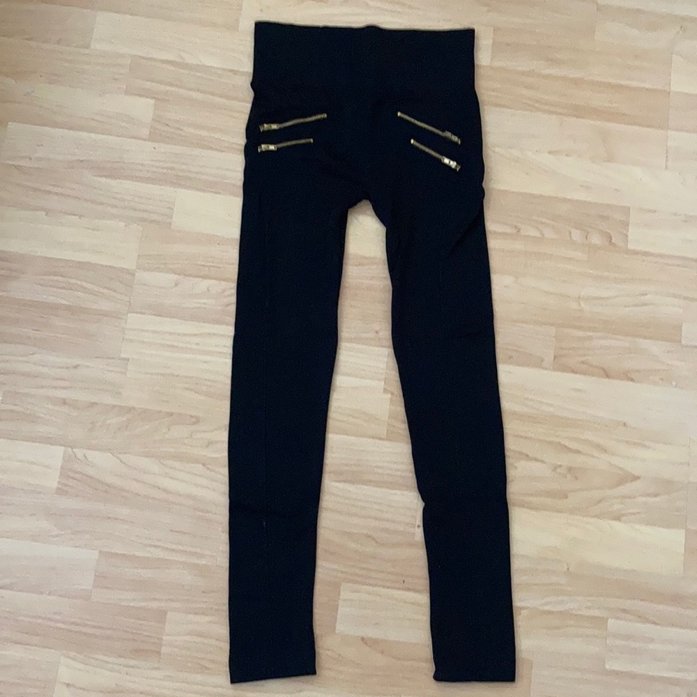 Black stretchy leggings